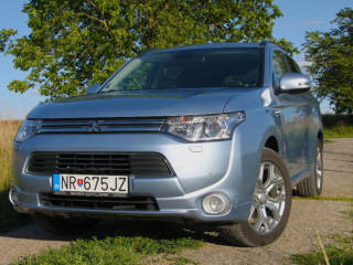 mitsubishi-outlander-phev-4x4-2013