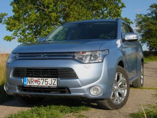 mitsubishi-outlander-phev-4x4-2013