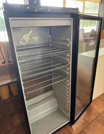 predam-profesionalnu-vinoteku-electrolux-wine-line-400-l-big-1