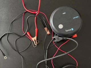 plne-funkcny-chvilu-pouzivany-zdroj-elektrickeho-ohradnika