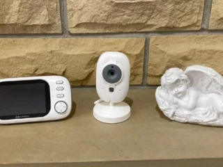 novy-baby-monitor-pro-so-zarukou