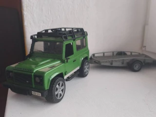 bruder-land-rover-defender-02589-s-privesom
