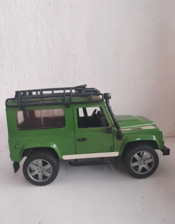 bruder-land-rover-defender-02589-s-privesom-big-3