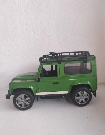 bruder-land-rover-defender-02589-s-privesom-big-4