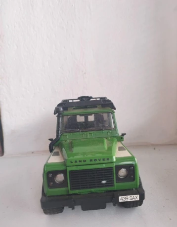 bruder-land-rover-defender-02589-s-privesom-big-1
