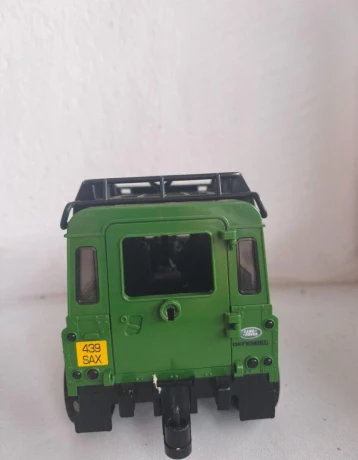 bruder-land-rover-defender-02589-s-privesom-big-2