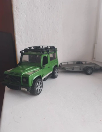 bruder-land-rover-defender-02589-s-privesom-big-0