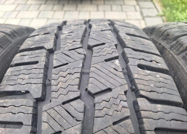 michelin-agilis-alpin-21560-r17-c-big-2