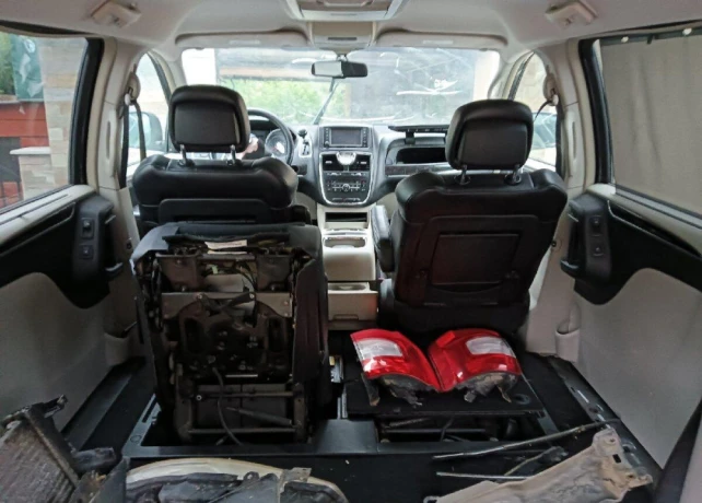 lancia-voyager-28crdi-rv2012-big-2
