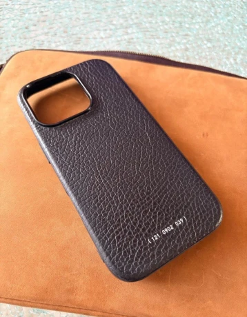 grams28-pebbled-leather-tanned-in-italy-iphone-16-pro-big-1