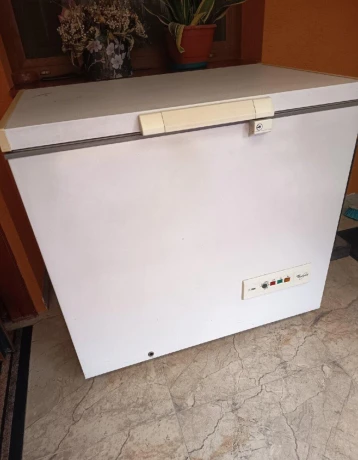 priestranna-truhlicova-mraznicka-whirlpool-big-0