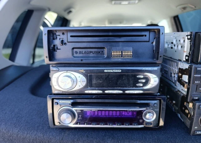 autoradio-na-cd-a-kazetu-plus-kable-na-radia-a-ramik-big-4