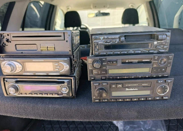 autoradio-na-cd-a-kazetu-plus-kable-na-radia-a-ramik-big-2