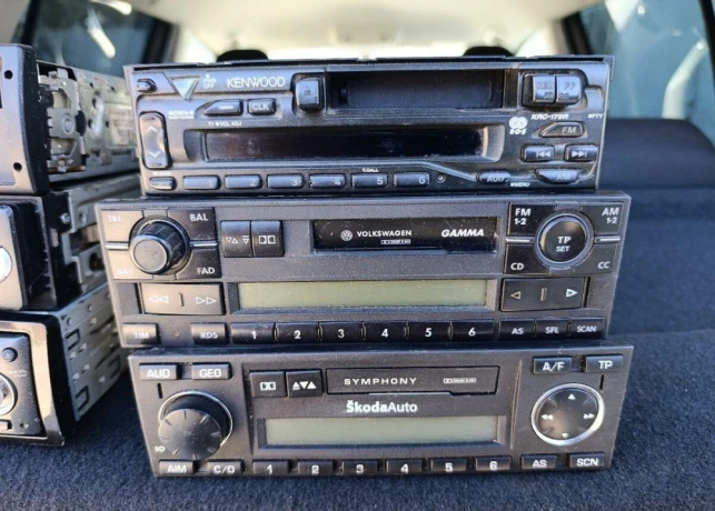 autoradio-na-cd-a-kazetu-plus-kable-na-radia-a-ramik-big-3