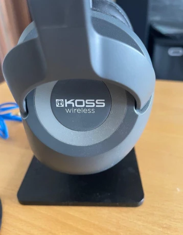 koss-bt539ik-bluetooth-sluchatka-cierne-stojan-v-cene-big-1