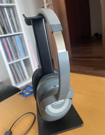 koss-bt539ik-bluetooth-sluchatka-cierne-stojan-v-cene-big-2