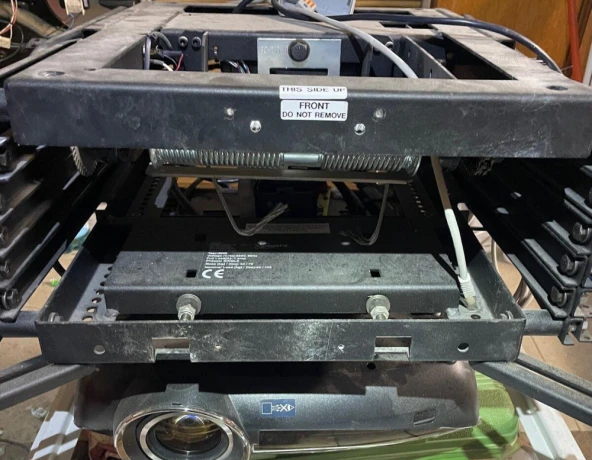 projektor-mitsubishi-hc7000-zdvihaci-system-vogels-big-2