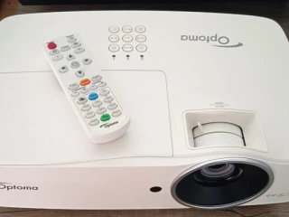 short-throw-projektor-optoma-eh460st