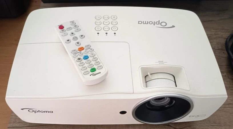 short-throw-projektor-optoma-eh460st-big-0