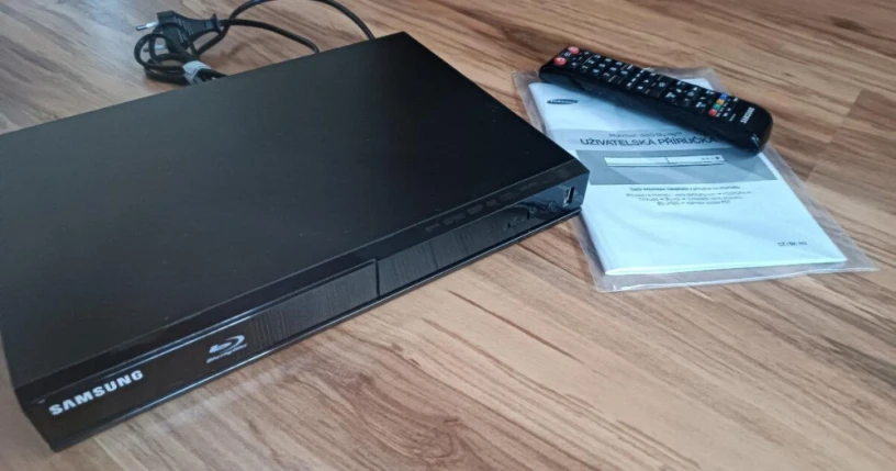 samsung-bd-j4500r-blu-raydvd-prehravac-ovladac-big-0