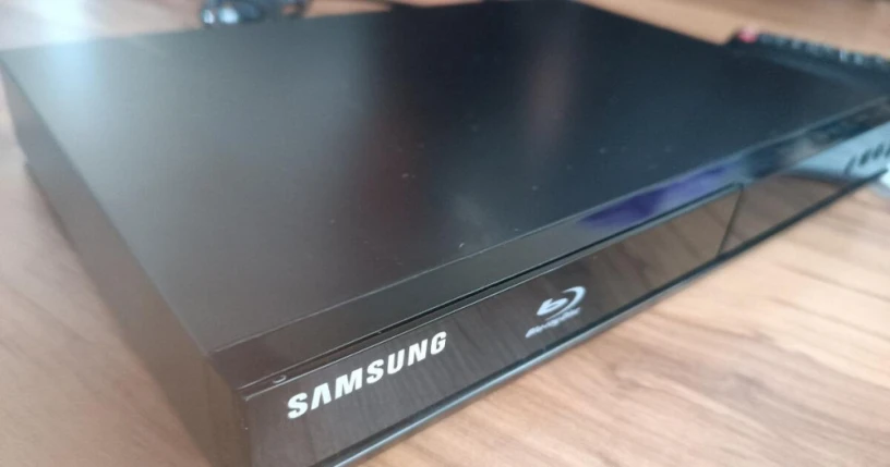 samsung-bd-j4500r-blu-raydvd-prehravac-ovladac-big-1