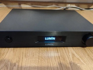 lumin-m1-zosilnovac-so-streamerom