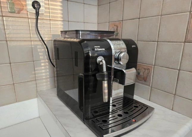 philips-profi-automaticky-kavovar-s-mlyncekom-big-0