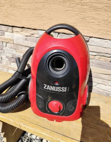 predam-vreckovy-vysavac-zanussi-1600w-big-1
