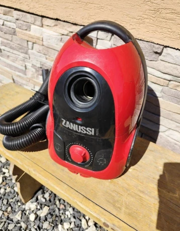 predam-vreckovy-vysavac-zanussi-1600w-big-2