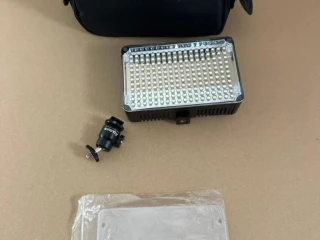 led-prisvietenie-na-zrkadlovku-aputure-amaran-al-198c