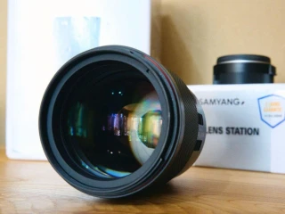 predam-samyang-af-135mm-f18-fe-s-krabicou-lens-station