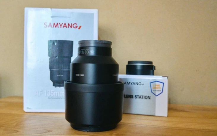 predam-samyang-af-135mm-f18-fe-s-krabicou-lens-station-big-1