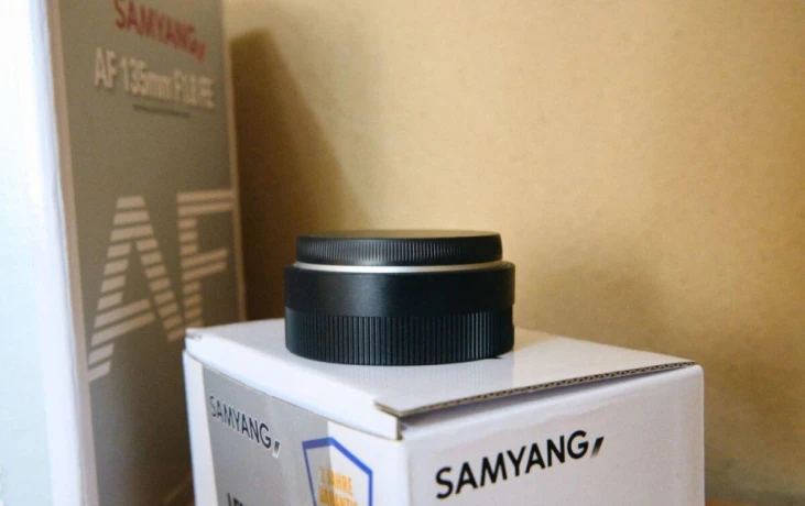 predam-samyang-af-135mm-f18-fe-s-krabicou-lens-station-big-4