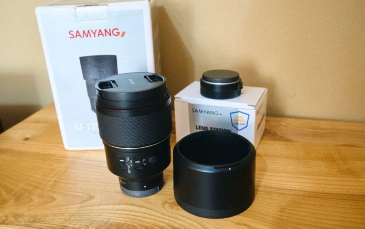 predam-samyang-af-135mm-f18-fe-s-krabicou-lens-station-big-2
