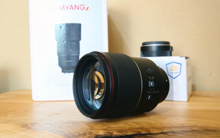 predam-samyang-af-135mm-f18-fe-s-krabicou-lens-station-big-3