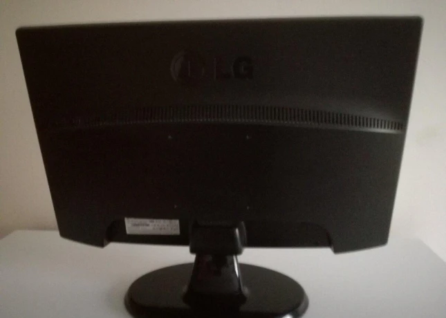 monitor-lg-flatron-w2243s-big-2