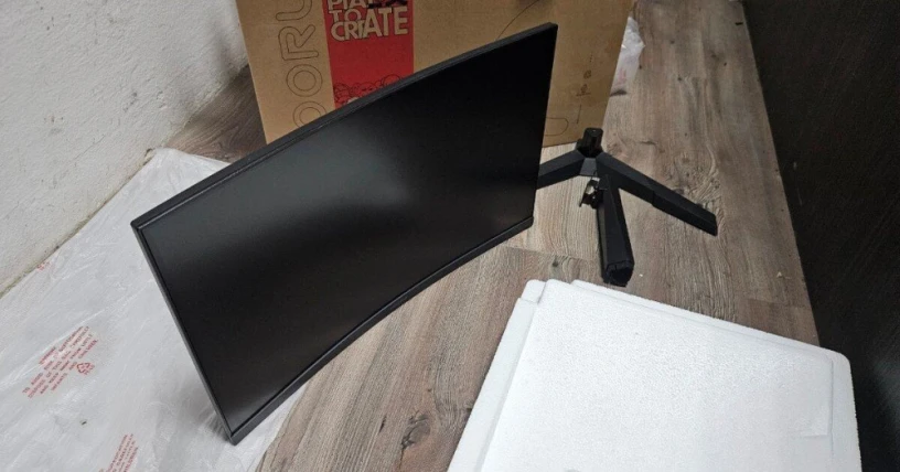 24-palcovy-zahnuty-lcd-monitor-big-0
