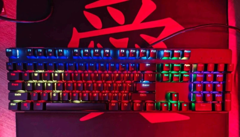 glorious-gmmk-full-size-rgb-gateron-brown-us-layout-kompl-big-1