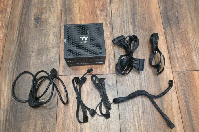 thermaltake-toughpower-gf3-1000w-atx-30-big-0