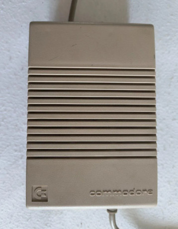 predam-napajaci-zdroj-pre-pocitace-commodore-amiga-big-0