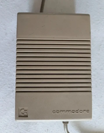 predam-napajaci-zdroj-pre-pocitace-commodore-amiga-big-0