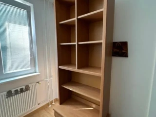 kniznica-s-podstavcom-a-suflikmi