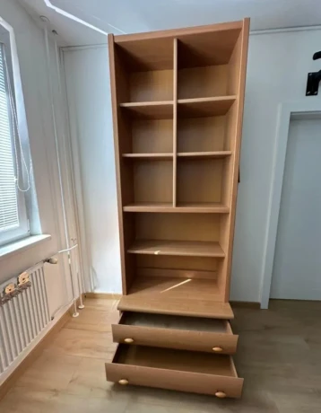 kniznica-s-podstavcom-a-suflikmi-big-1