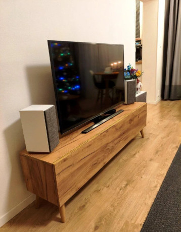 nova-tv-skrinka-160x30x32-cm-dub-big-1