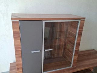 predam-masivnu-skrinku-pod-tv-komodu