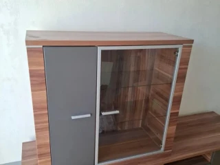 predam-masivnu-skrinku-pod-tv-komodu
