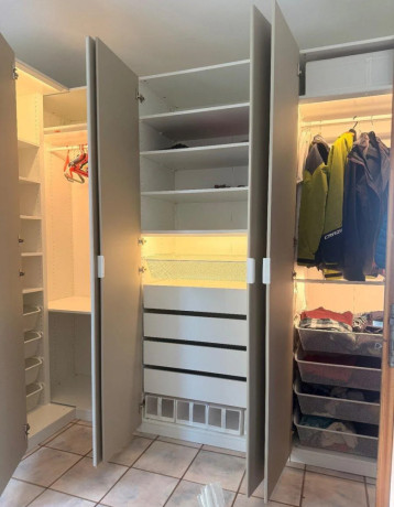 satnikova-skrina-pax-s-osvetlenim-ikea-big-0