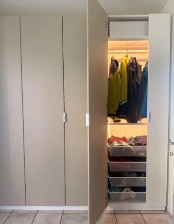 satnikova-skrina-pax-s-osvetlenim-ikea-big-1