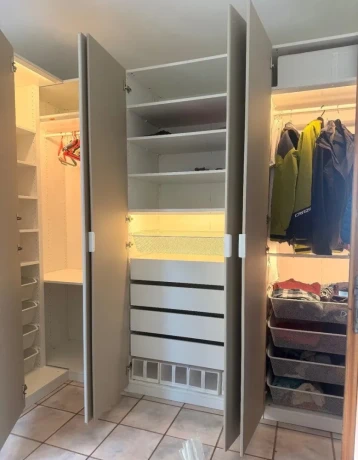 satnikova-skrina-pax-s-osvetlenim-ikea-big-0