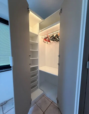 satnikova-skrina-pax-s-osvetlenim-ikea-big-3